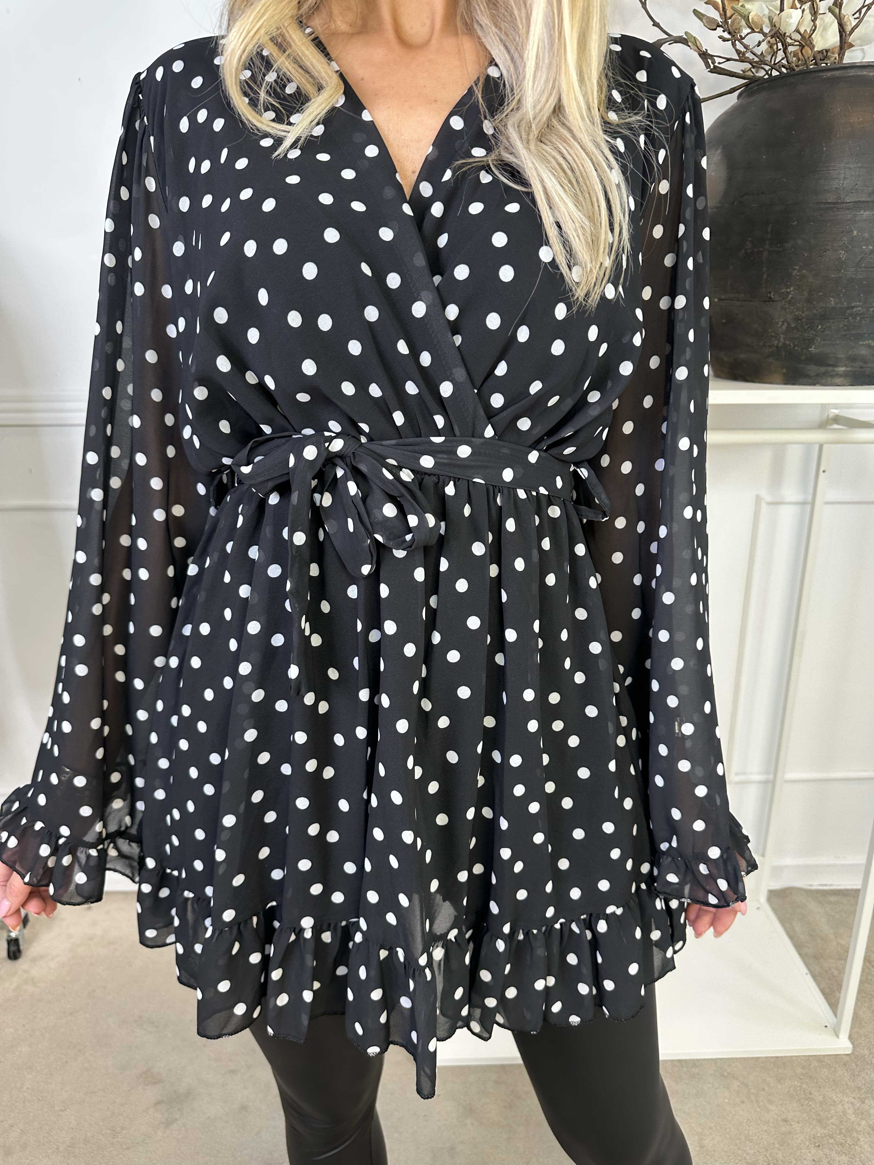 Adelina - Lang tunika i chiffon med flæser